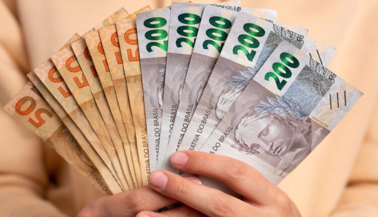Brasileiros poderão receber parte dos R$ 4 milhões que o governo disponibilizou para benefícios; saiba como