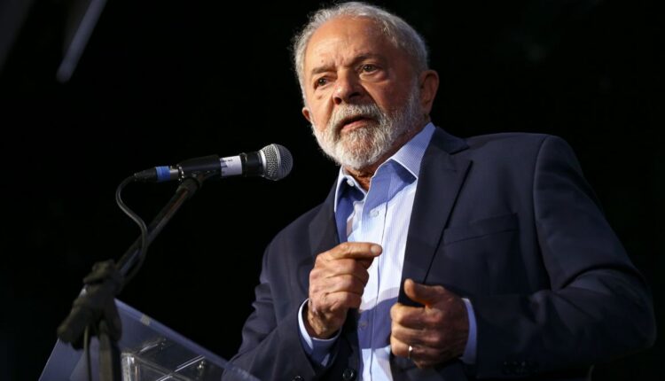 Sob efeito Lula, Ibovespa CAI na sexta (27/10), mas fecha semana em leve alta