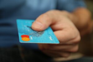 Os brasileiros estão controlando gastos com cartão de crédito? Dados SURPREENDEM