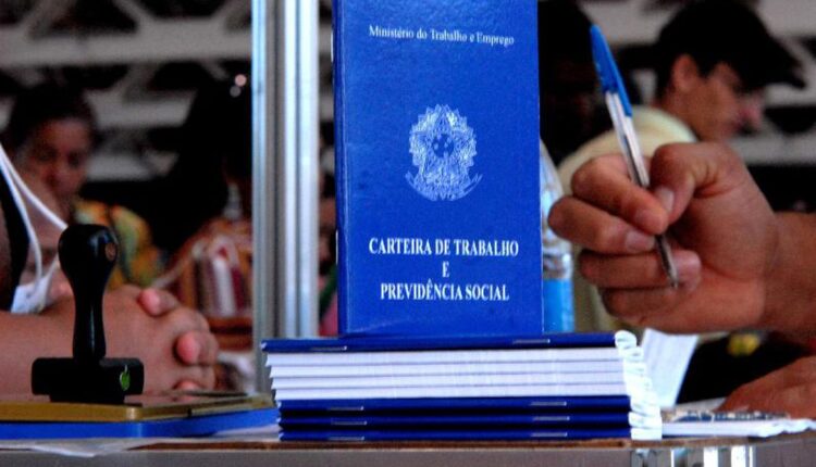 Brasil cria 190 MIL empregos de carteira assinada em outubro