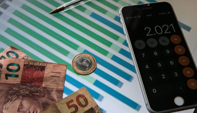 Corte de juros e aumento da renda estão ajudando a reduzir o endividamento no Brasil