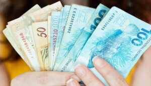 Possui dúvidas sobre o pagamento do 13º salário no Brasil? Entenda descontos e prazos