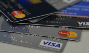 No que os brasileiros estão gastando mais com cartão de crédito? Veja os dados