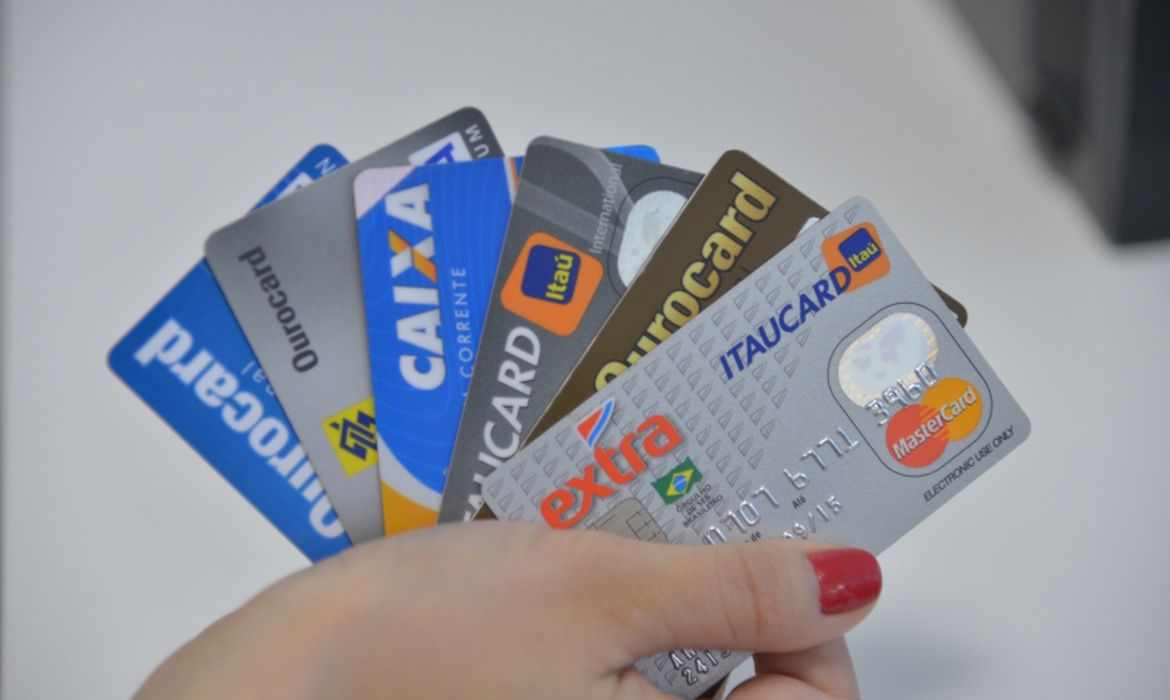 Quem é do Bolsa Família pode usar cartão de crédito? 
