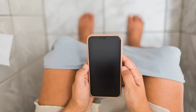 Saiba por que é arriscado usar o celular no banheiro e evite problemas futuros