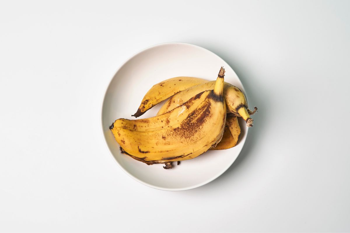 Use casca de banana assim - Reprodução Canva