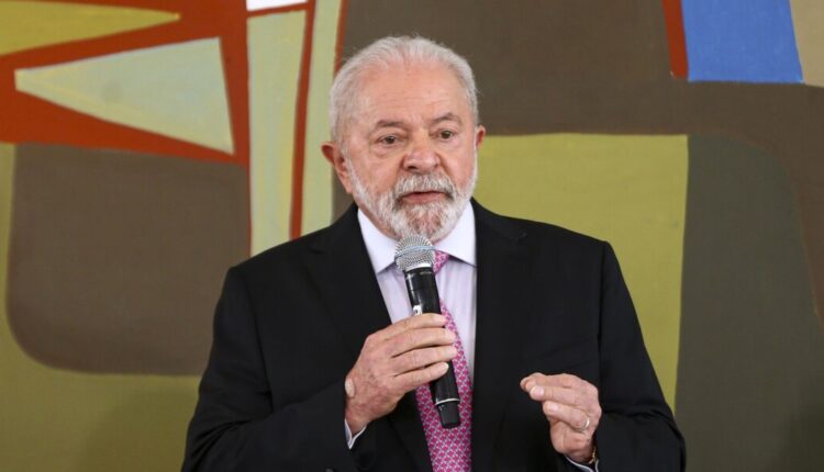 Veto de Lula causa incerteza no mercado e Ibovespa CAI nesta sexta-feira (24/11)