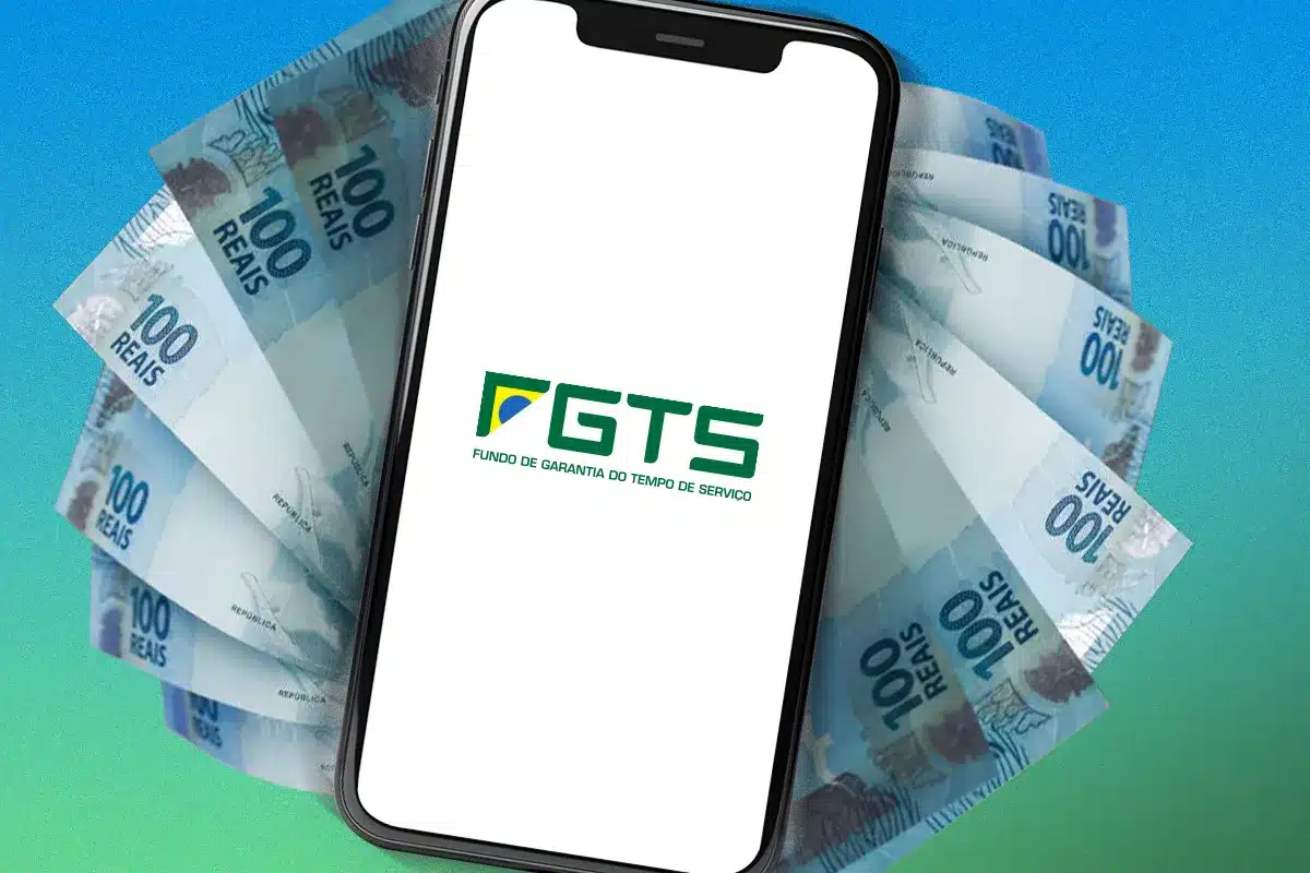 Saque Calamidade do FGTS - Pedido pelo aplicativo Tela do aplicativo FGTS em celular com cédulas de real ao fundo, ilustrando o processo de solicitação do Saque Calamidade pelo celular.