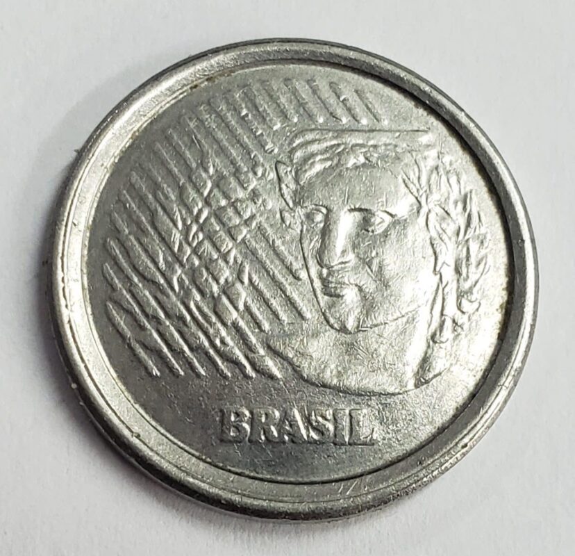 Moeda de 50 centavos com o disco trocado. Imagem: Reprodução