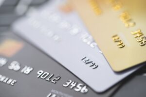 Governo reduz imposto sobre transações no cartão de crédito internacional; Veja quanto