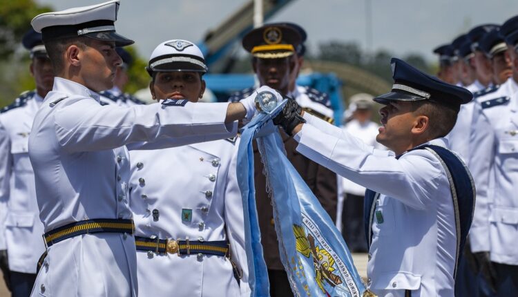 Concurso AERONÁUTICA abre 100 vagas em diversas cidades do país; confira os requisitos e participe da seleção