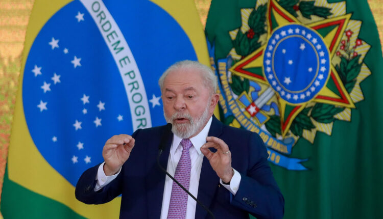 Lula anuncia Bolsa Ensino Médio para oferecer apoio aos estudantes.
