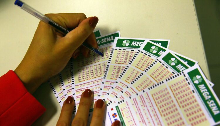Pessoas podem apostar na Mega-Sena em casas lotéricas e através da internet