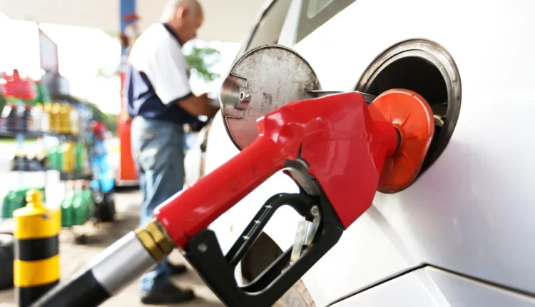 Ministro diz que vai debater nova redução dos preços dos combustíveis
