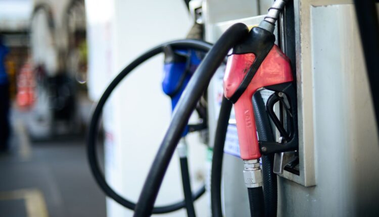 Preços dos principais combustíveis do país caem na semana