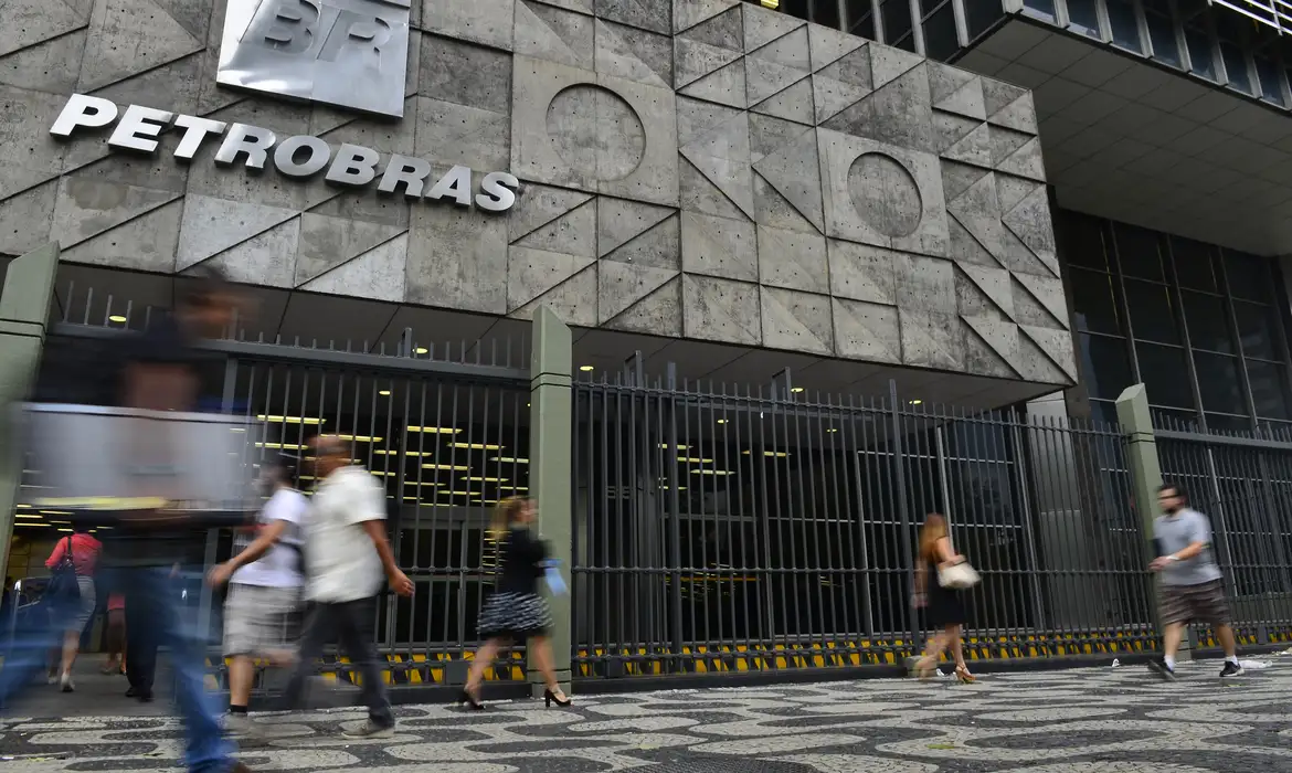 Presente de natal? Petrobras reduz preço do diesel e brasileiros comemoram