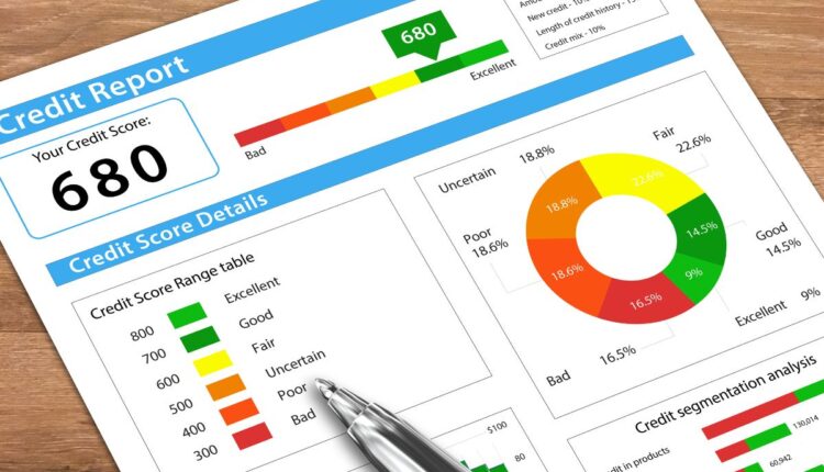 Qual é a diferença entre o score e o histórico de crédito?