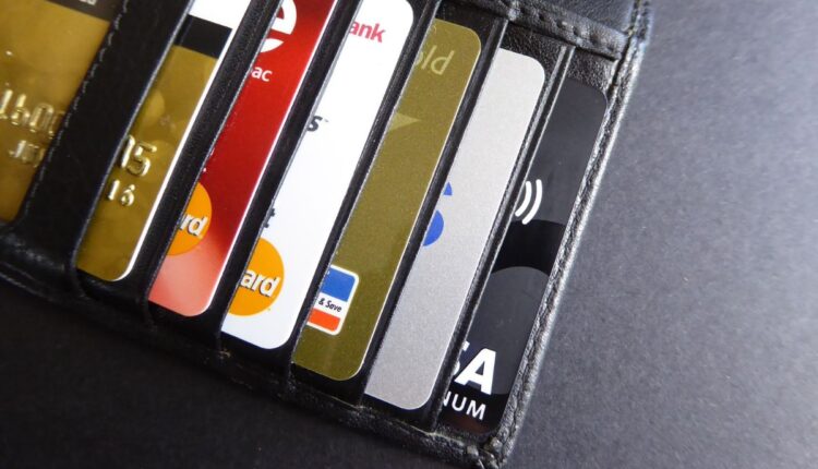 Ter mais de um cartão de crédito vale a pena? Entenda os benefícios e riscos