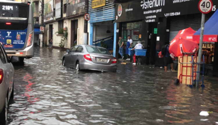Alagamento, inundação e queda de árvore: o seguro auto cobre danos causados pela chuva?