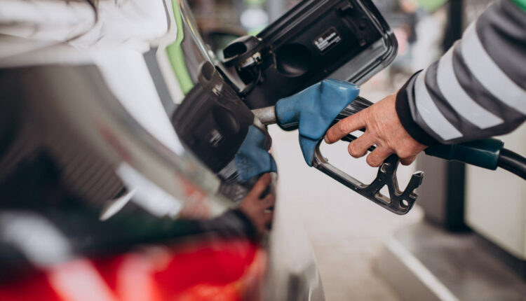 Gasolina ficou mais cara em 2023 devido à volta da cobrança de impostos no país
