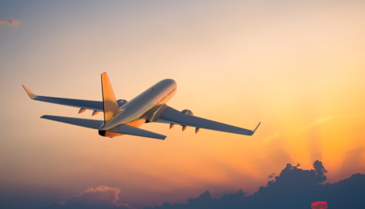Estudantes e aposentados podem viajar HOJE (11/01) de avião por R$200? Entenda