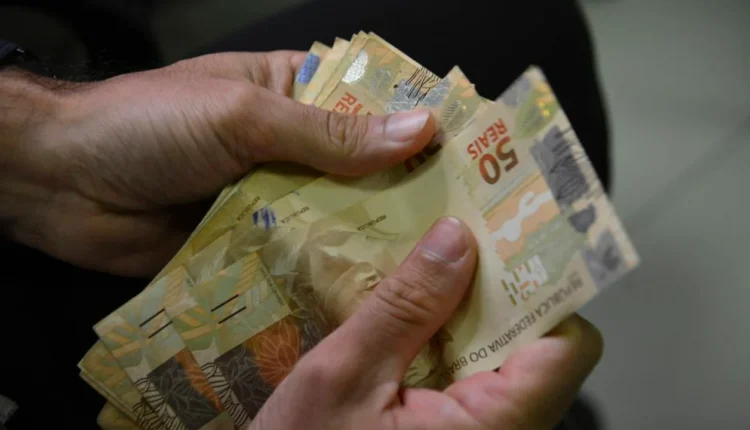 Governo anuncia novo auxílio no valor de R$ 800. Veja quem recebe