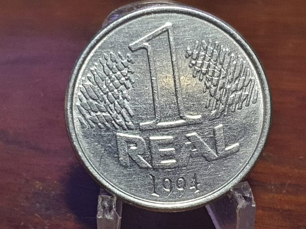 Veja quanto vale hoje a primeira moeda de 1 real já produzida no Brasil