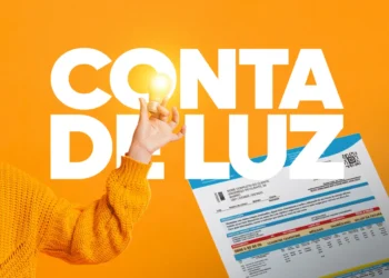 Mão segurando uma lâmpada acesa ao lado de uma fatura de energia elétrica, com o texto "CONTA DE LUZ" em letras grandes sobre fundo laranja.