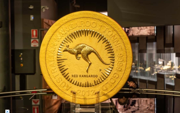 Moeda histórica: Maior peça de ouro já registrada pesa uma tonelada