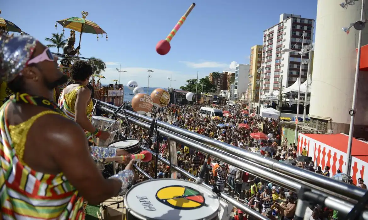 Calor intenso no carnaval: governo divulga dicas para se proteger
