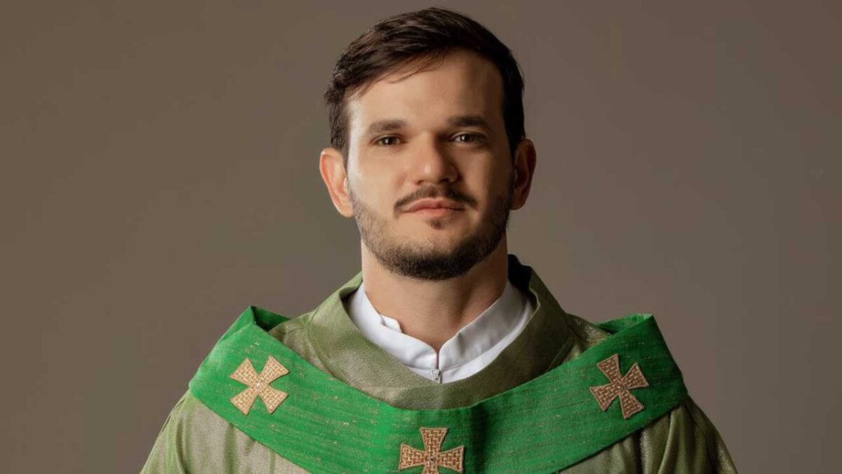 Você sabe qual o salário de um padre? Descubra quem paga! - Notícias ...