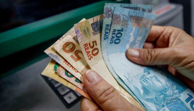 Dívidas do início do ano fazem brasileiros retirarem dinheiro da poupança