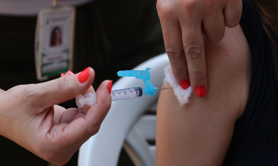 Usuários do Bolsa Família terão prioridade na vacinação contra dengue?
