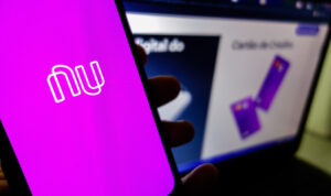 Nubank transforma iPhone em maquininha de cartão para facilitar pagamentos