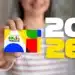 Pessoa segurando cartão colorido do Programa Bolsa Família com números 2026 ao fundo