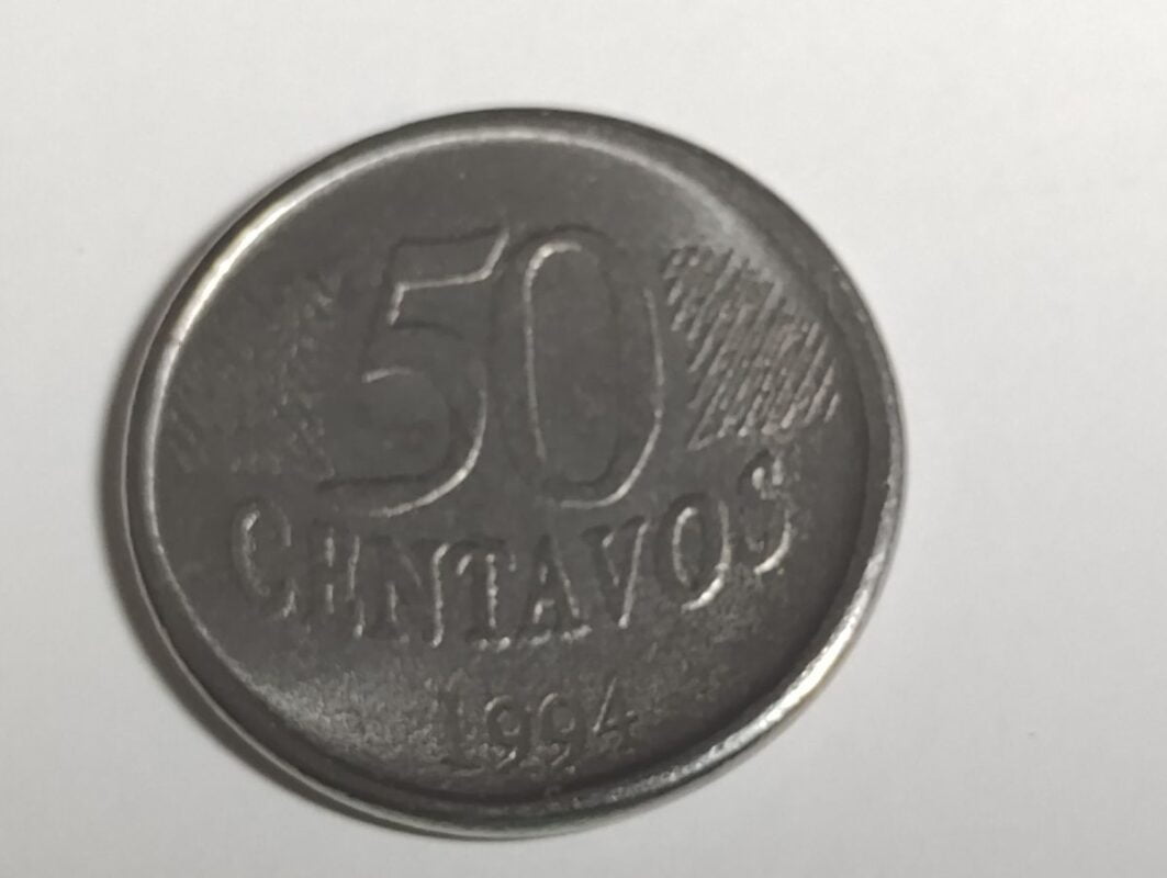 As duas primeiras moedas de 50 centavos já valem quase R$ 100. Saiba como identificar