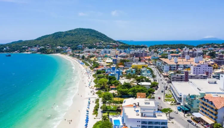 Cidade paradisíaca brasileira tem concurso com 72 vagas! Salários chegam a R$ 21 MIL