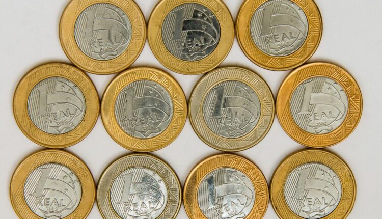 Duas moedas COMUNS de 1 REAL valem R$ 550 e brasileiros comemoram