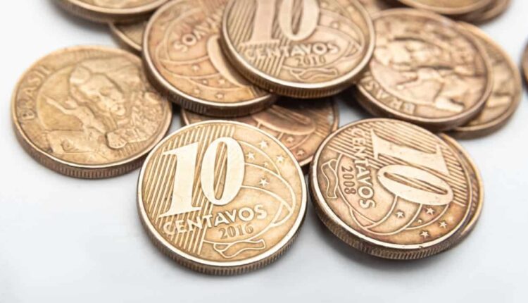 Grupo de 7 moedas de 10 centavos que podem valer muito dinheiro em 2024
