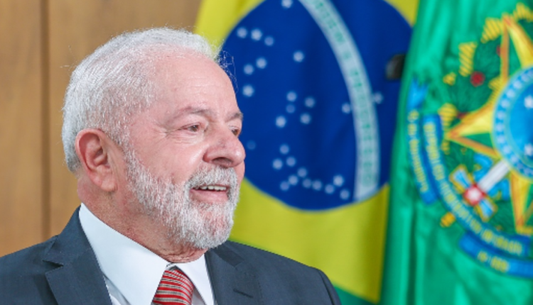 Lula bate o martelo, assina decreto e faz mudança na cesta básica
