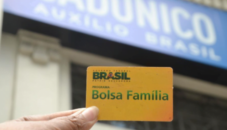 Bolsa Família de Abril com DUAS VITÓRIAS: Pagamento ANTECIPADO + NOVO valor; confira o calendário e quem será contemplado