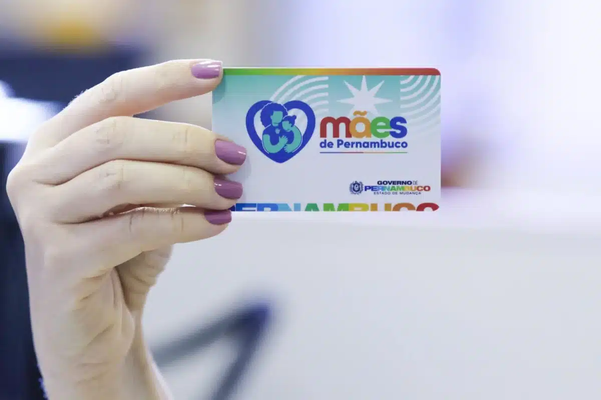 Mães de Pernambuco - Critérios de seleção e desempate Cartão do programa Mães de Pernambuco, representando os critérios de desempate do benefício destinado às mulheres em situação de vulnerabilidade social.