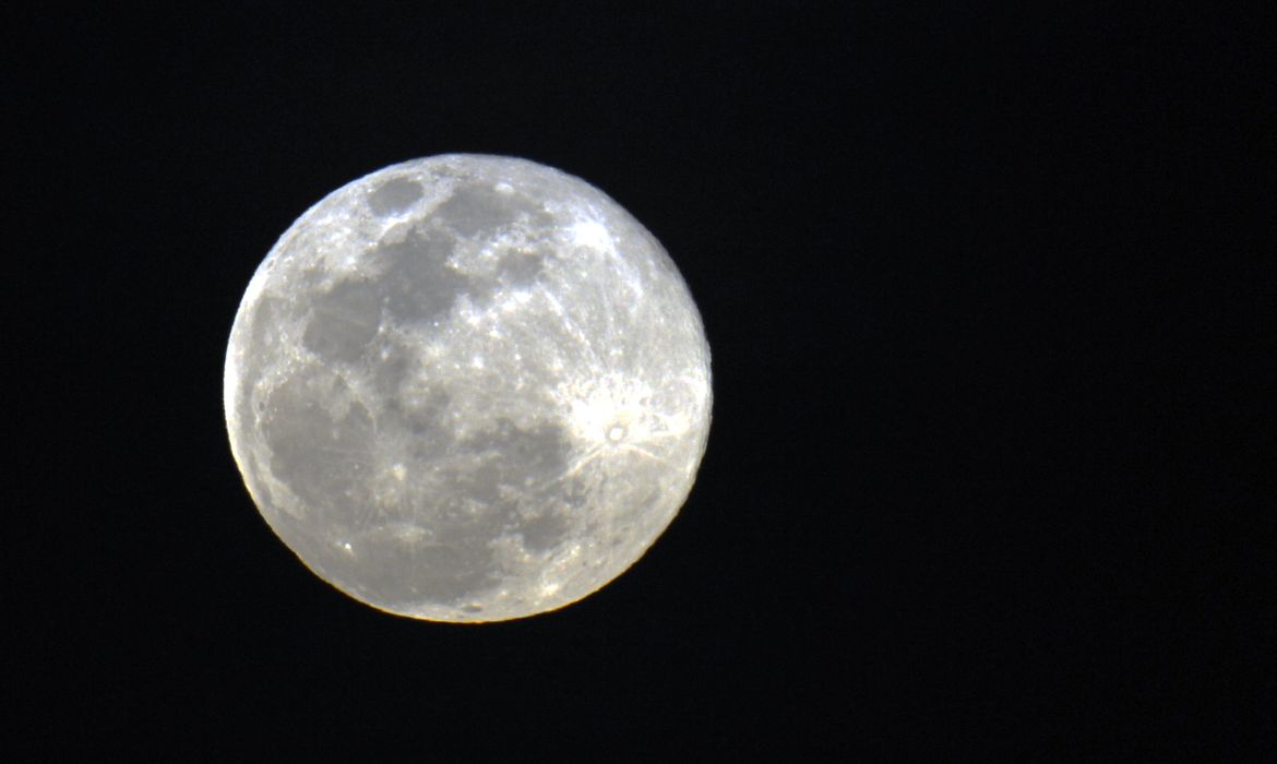 Lua Cheia Rosa: como conferir o fenômeno na noite desta terça, 23
