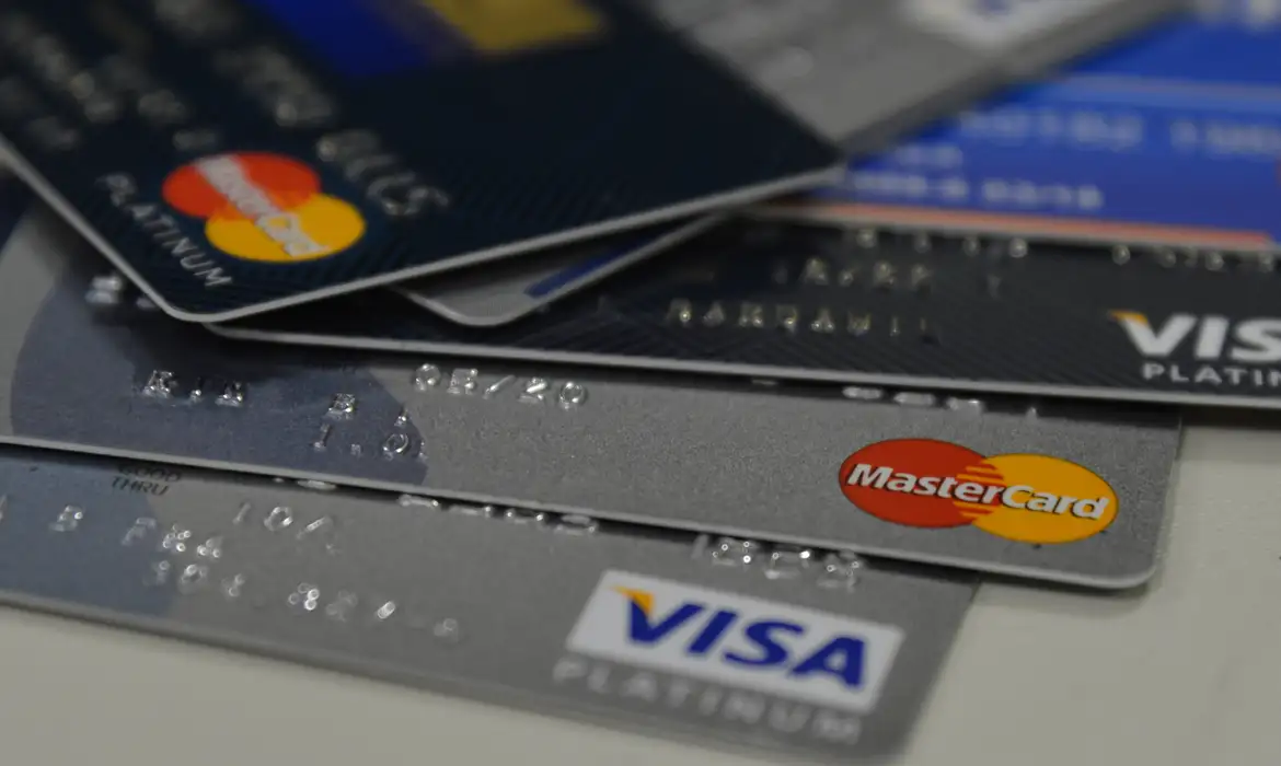 Rotativo do cartão de crédito: conheça o número que animou os consumidores