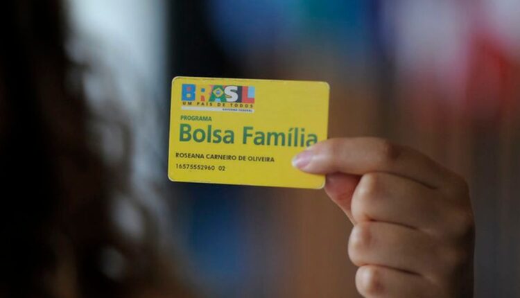 Bolsa Família: Caixa realiza PENÚLTIMO pagamento do mês; veja como receber