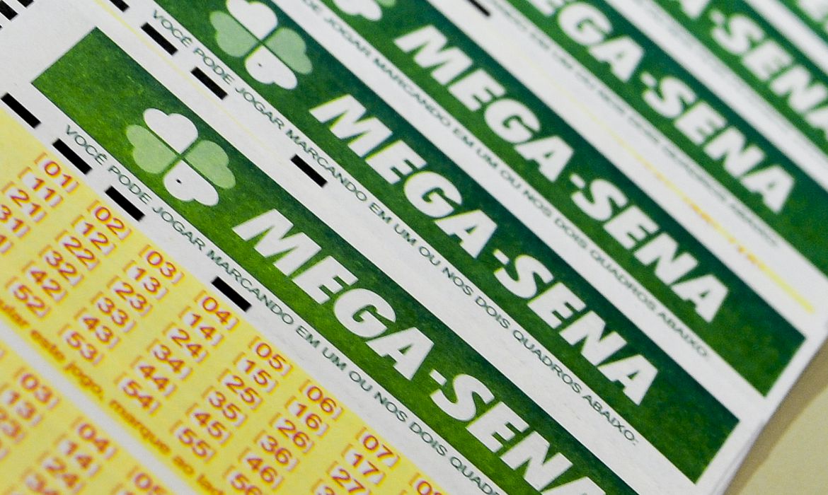 Apostas na Mega-Sena podem ser feitas em casas lotéricas ou pela internet