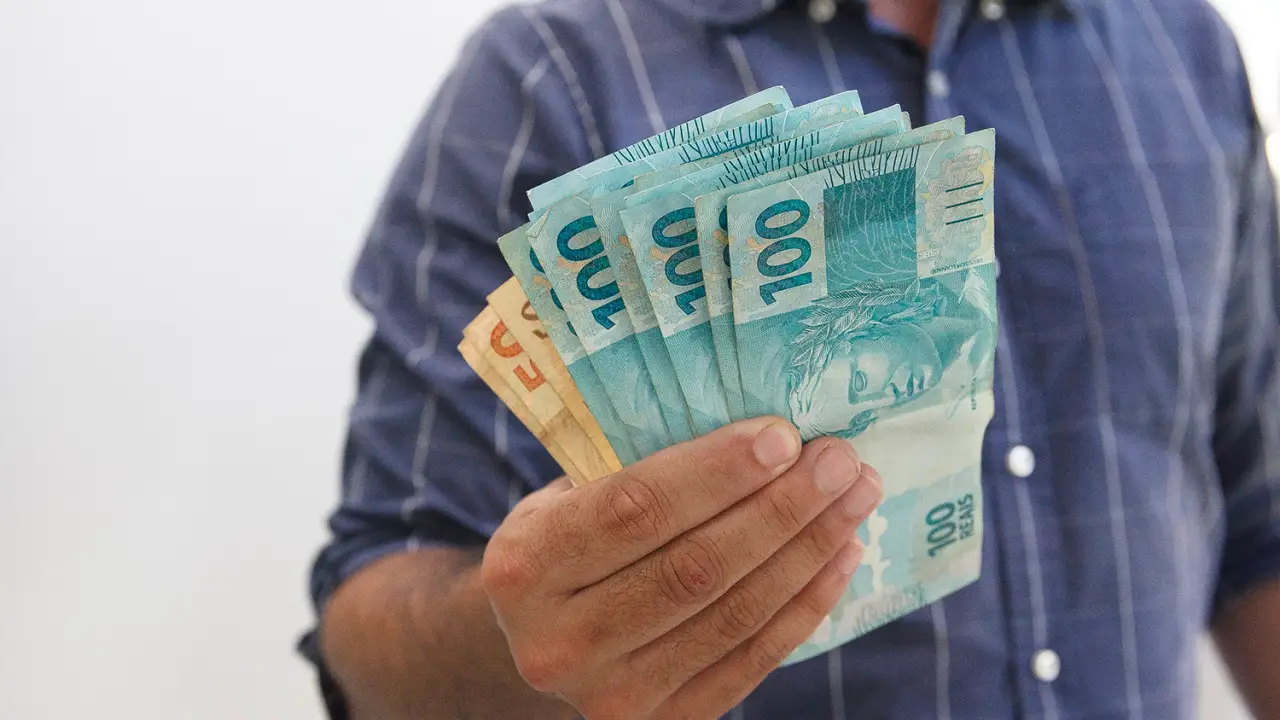 Últimas horas para se inscrever no Auxílio Reconstrução de R$ 5,1 mil; veja como