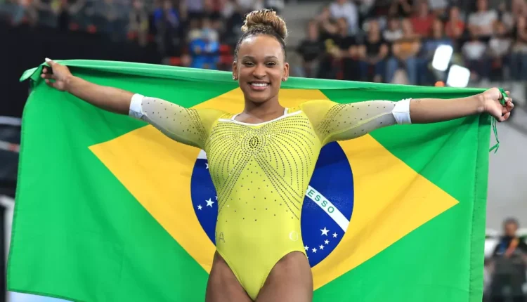 Medalhista olímpica Rebeca Andrade denuncia golpe no WhatsApp; veja como se proteger