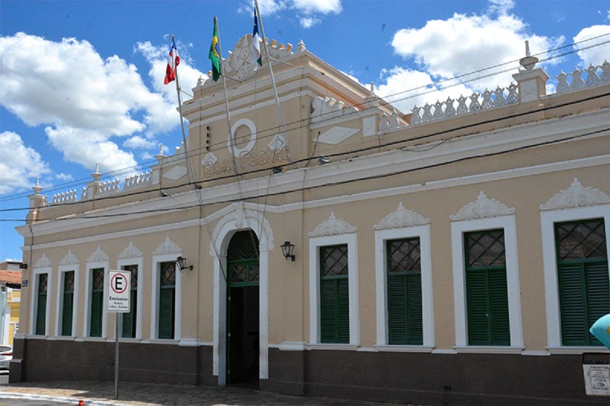 Bahia: prefeitura de Vitória da Conquista publica edital com 168 vagas; salários até R$ 6.730,13