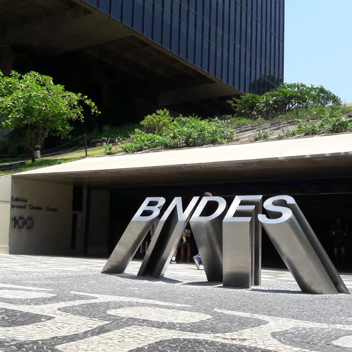 BNDES: SAIU edital com 900 vagas e salários de R$ 20 MIL